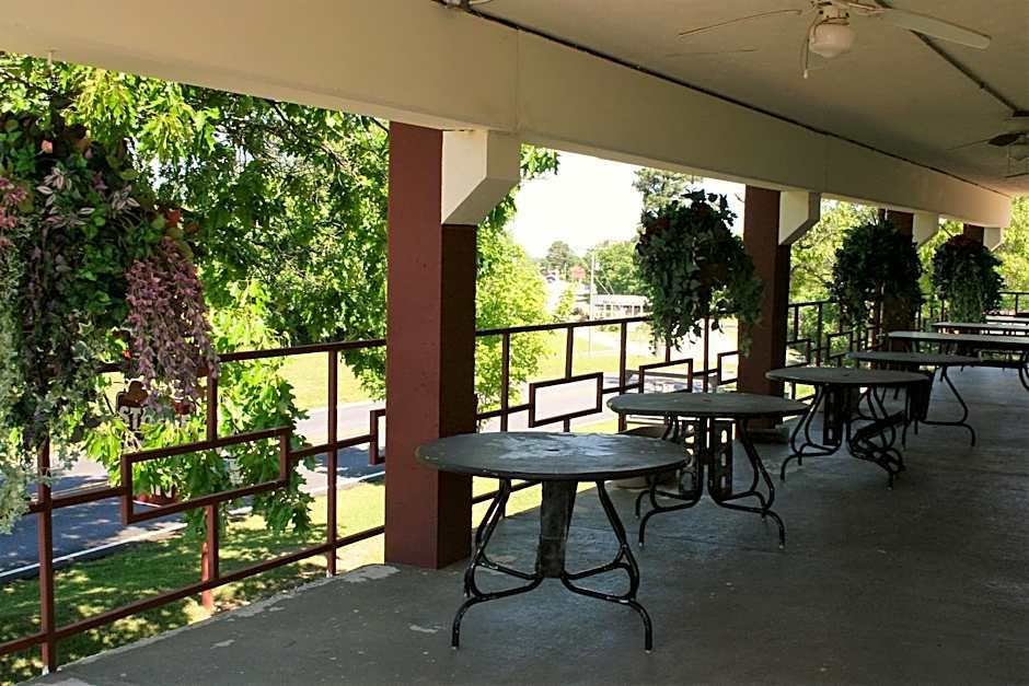 Passion Play Road Inn - Formerly Statue Road Inn