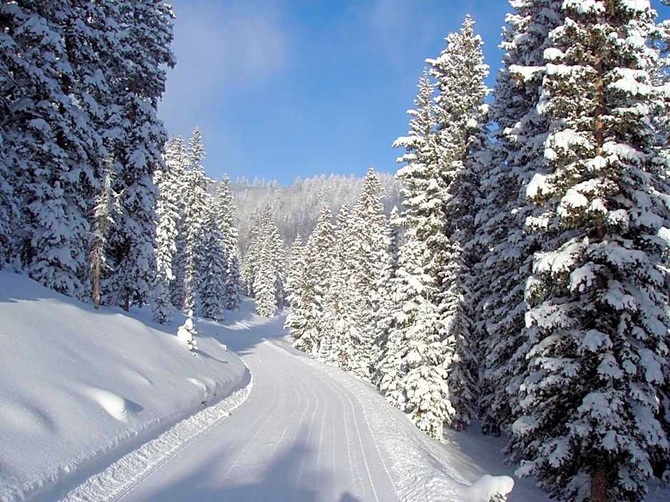 Daniels Summit Lodge