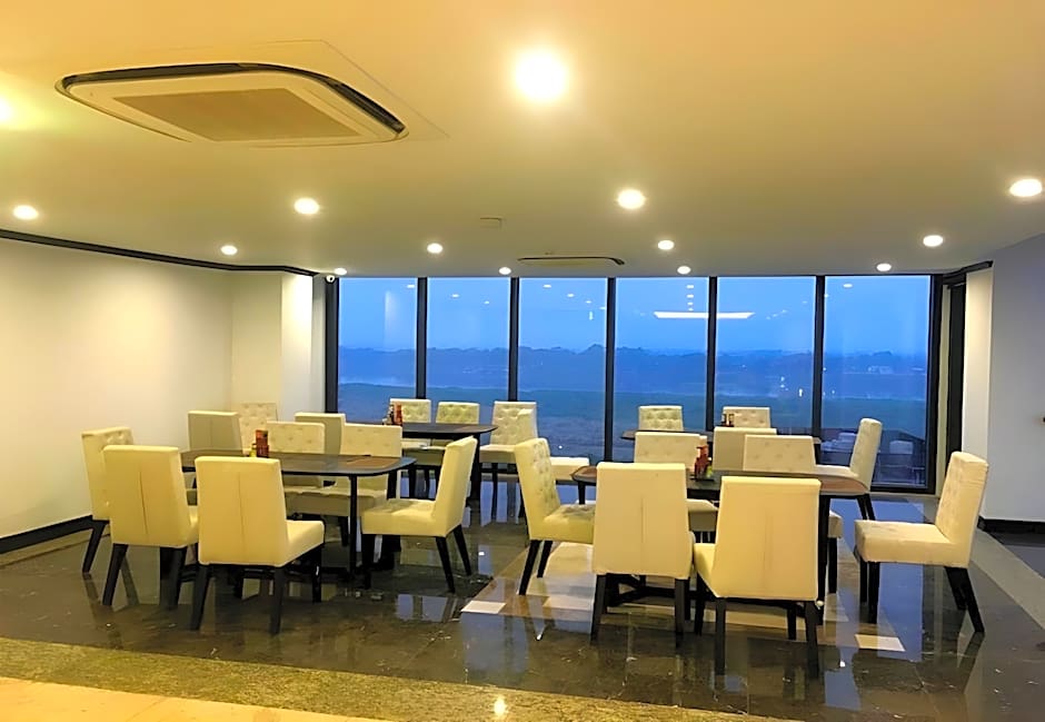 Aaron Riverview Hotel