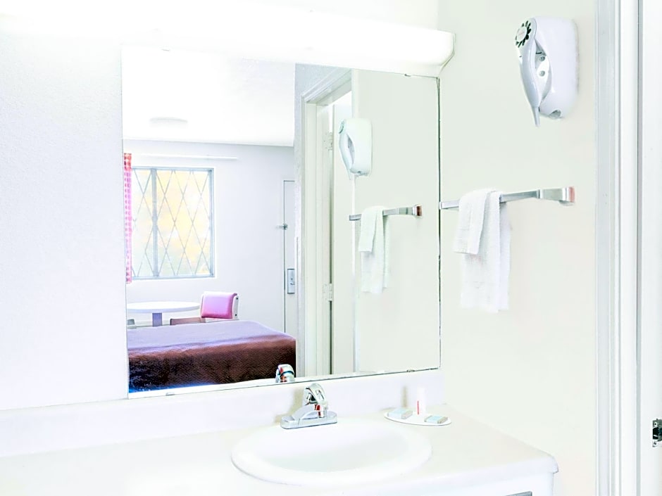 Travelodge by Wyndham Parkersburg