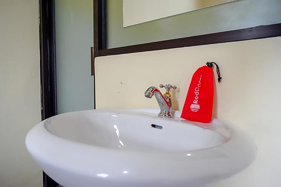 RedDoorz near Graha Saba Buana Solo