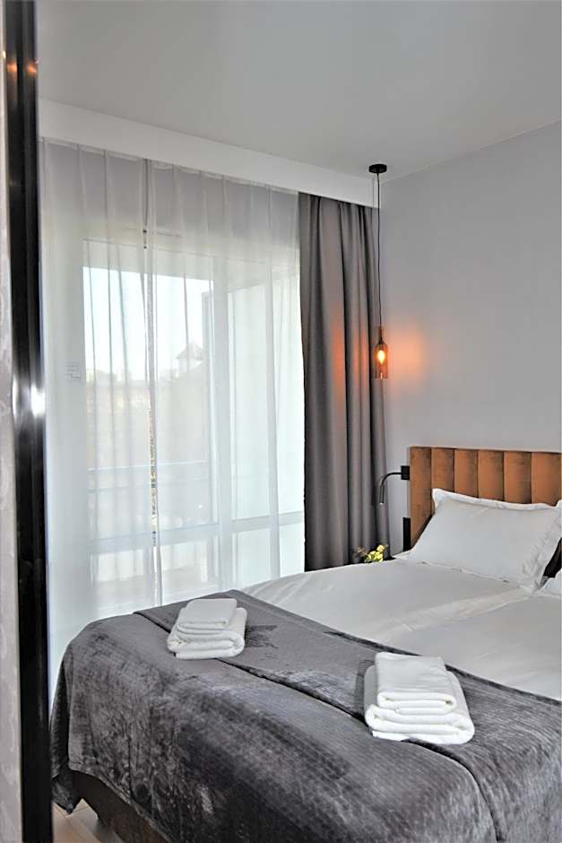 Patio Riverfront Aparthotel