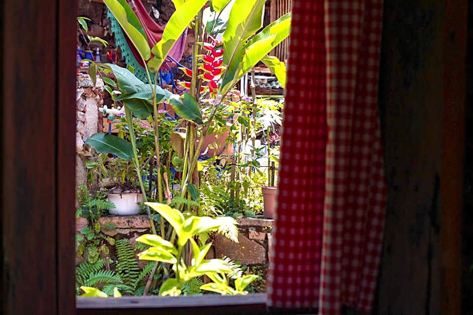 CASA DE RETALHOS Boutique Albergue, casaril histórico, com 5 suítes individuais e cozinha coletiva, no coração da vila de Igatu-Ba, que preserva fortes traços culturais da época do garimpo, venha viver uma experiência única!