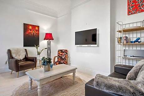 Urban Vibes at Grappa Court North Hobart