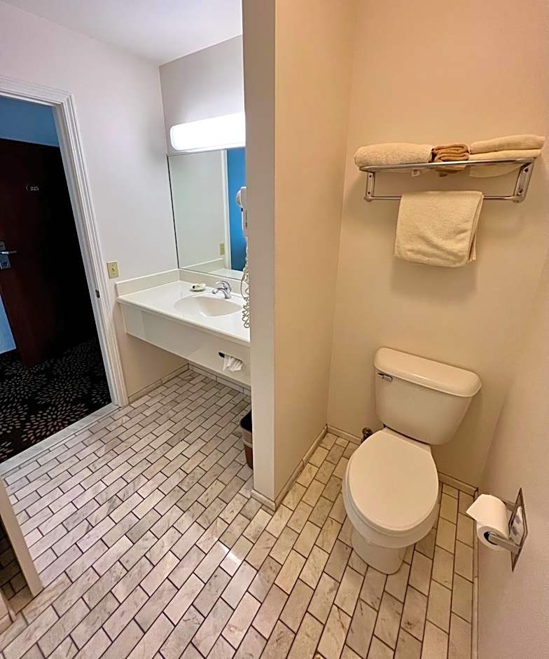 Court Plaza Inn & Suites of Mackinaw