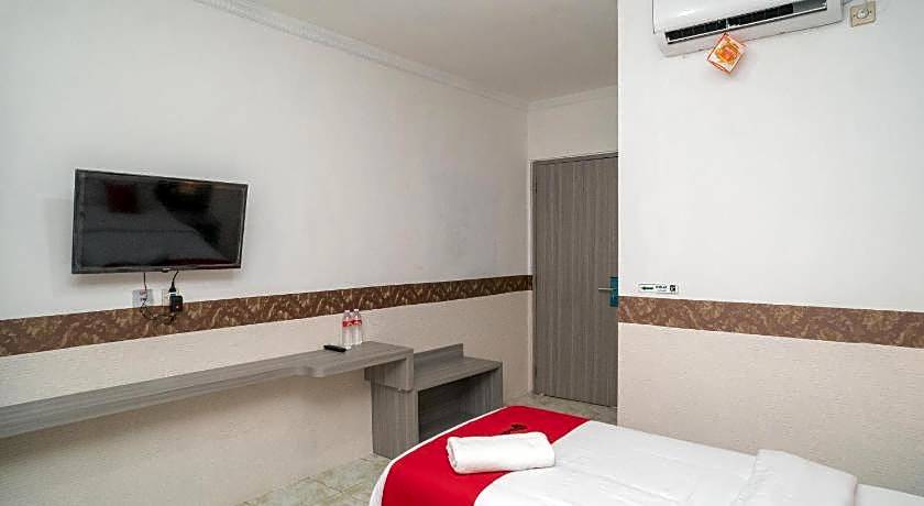 RedDoorz Syariah near Kota Cinema Mall Jatiasih