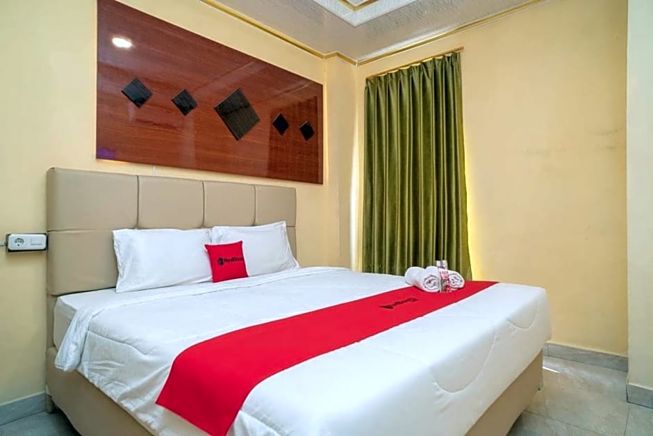 RedDoorz Plus Syariah near Pasar Turi