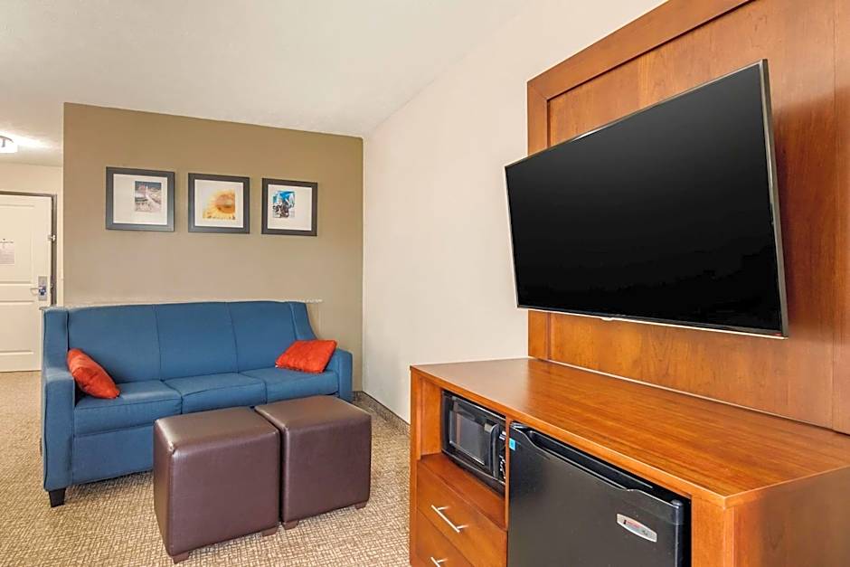 Comfort Suites Speedway - Kansas City