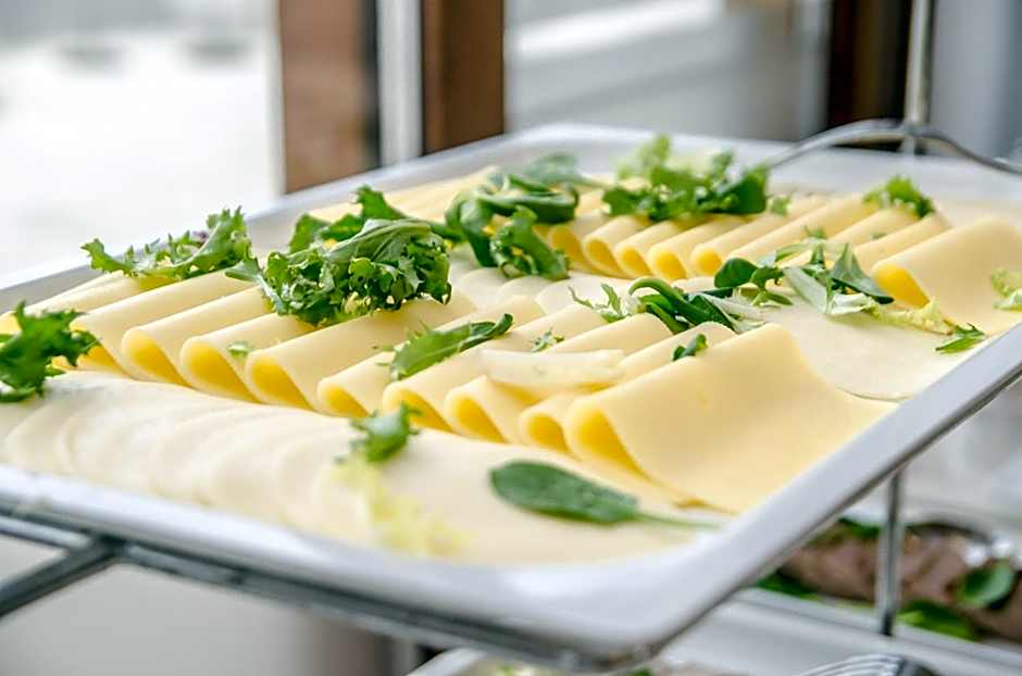 Marina Mielno z widokiem na jezioro