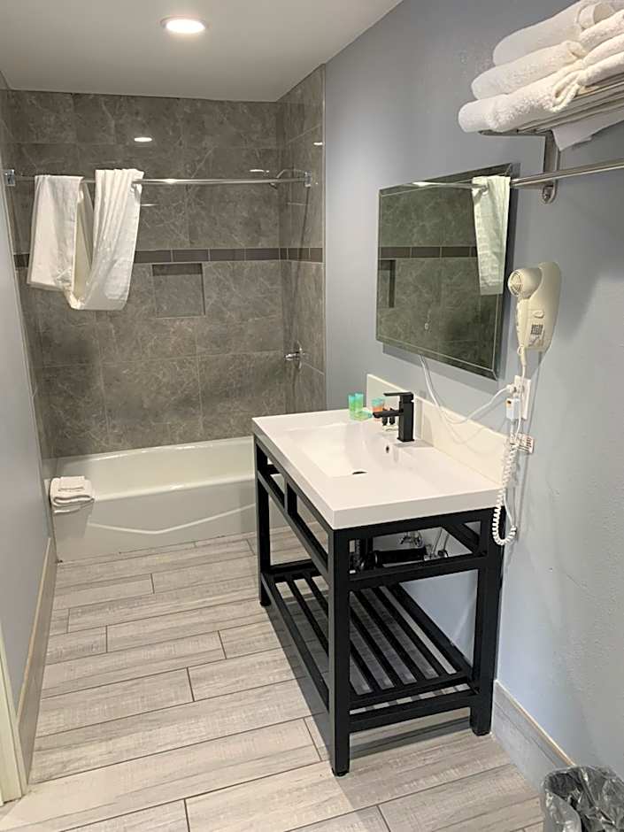 Willow Tree Inn & Suites