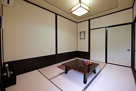 Japanese-Style Economy Room with Street View