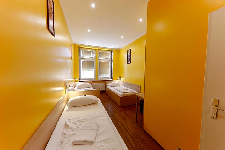 Do Step Inn  Hotel & Hostel