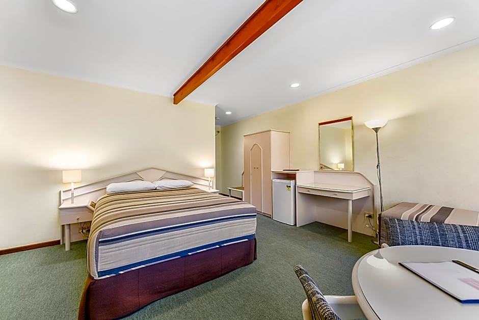 William Macintosh Motor Lodge