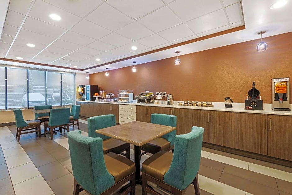 La Quinta Inn & Suites by Wyndham Jamestown, NY-Downtown