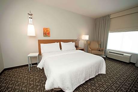 1 King Mobility Accessible W/Bathtub