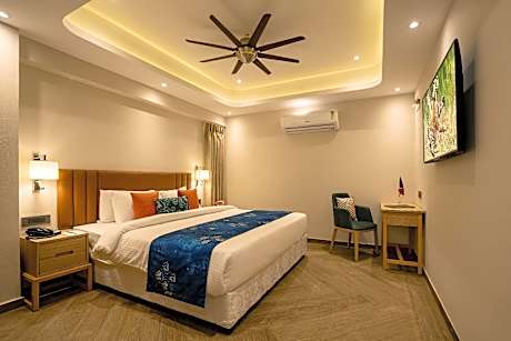 Deluxe Suite with sitout King Bed