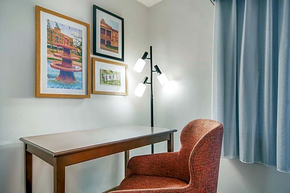 Photo 1 of 6 of 1 King Bed, Hearing/Mobility Accessible, Bathtub