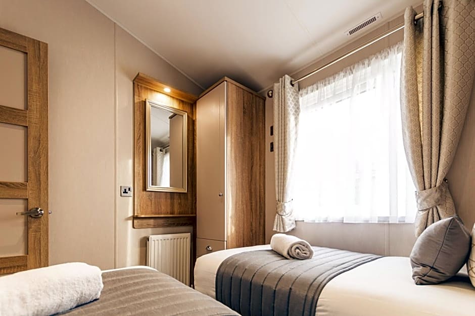 Lakeside Retreat Lodge With Hot Tub