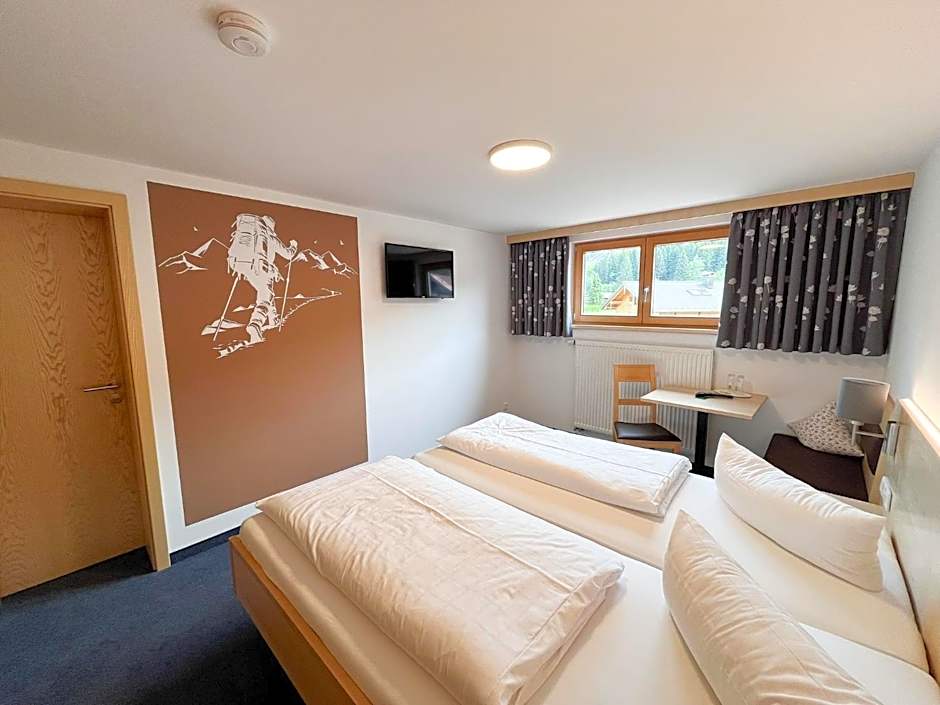 Photo 1 of 8 of Double Room 18