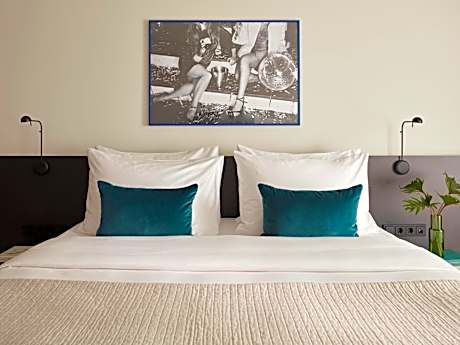 Medium Room with Balcony