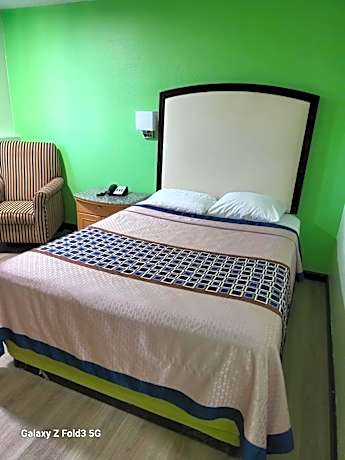 Queen Room - Non-Smoking