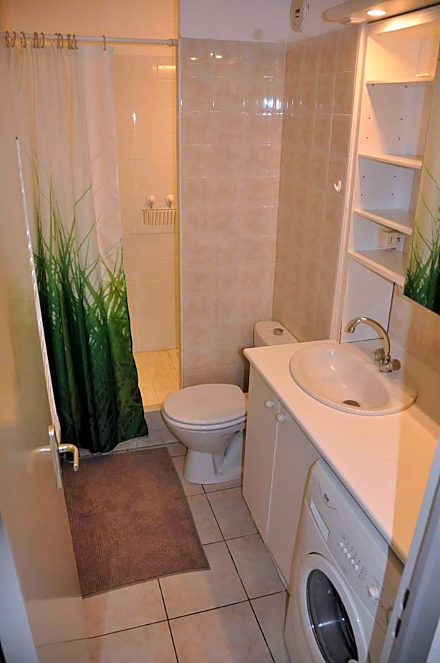 260 lake waterfront holiday apartment with garden