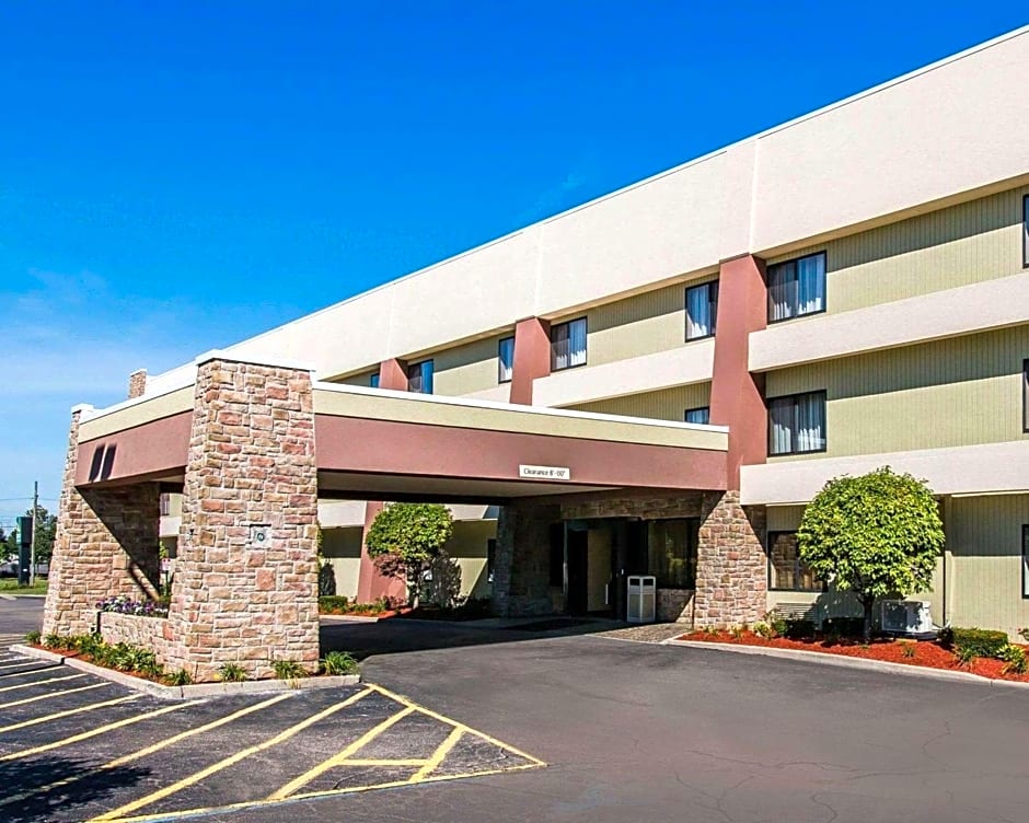 Quality Inn & Suites Warren