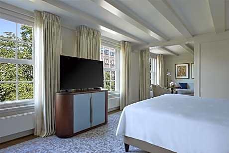 Junior King Suite with Canal View
