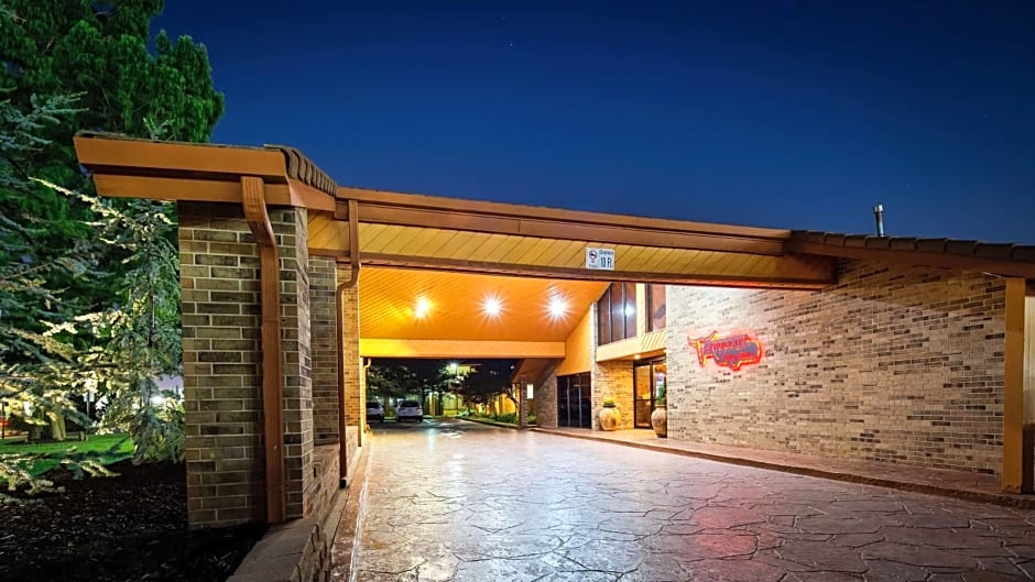 Best Western Plus Saddleback Inn and Conference Center