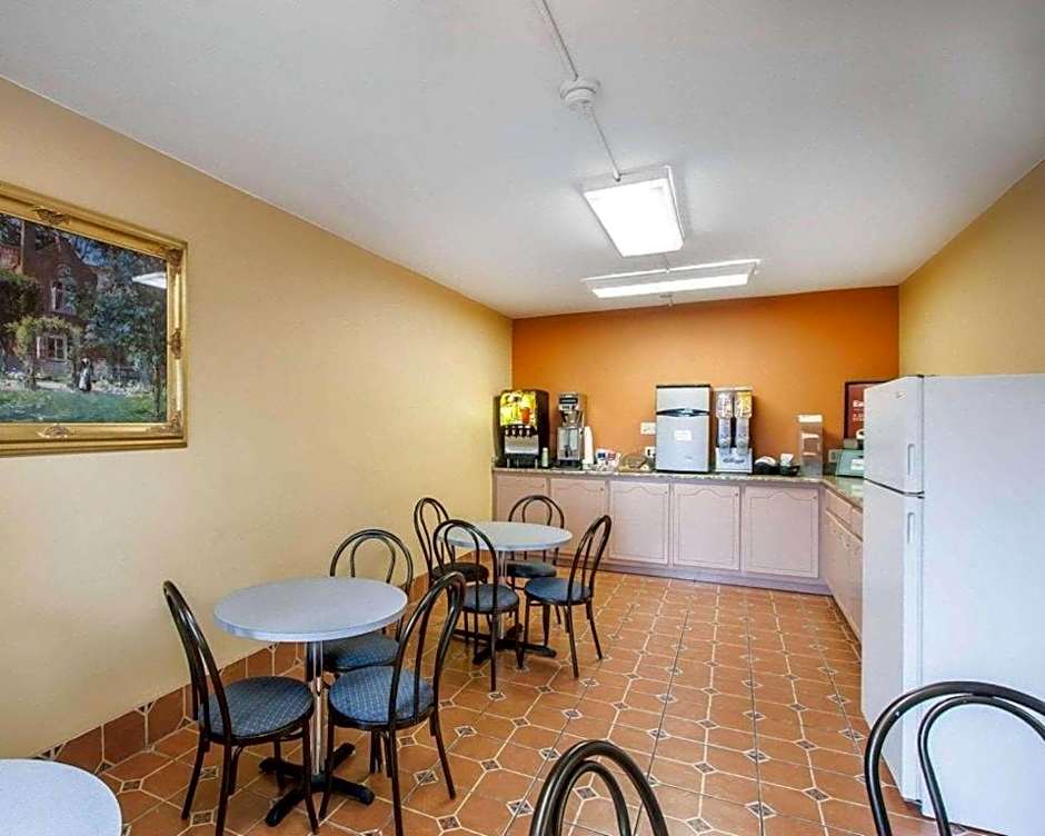 Econo Lodge Inn & Suites Tuscaloosa I-20