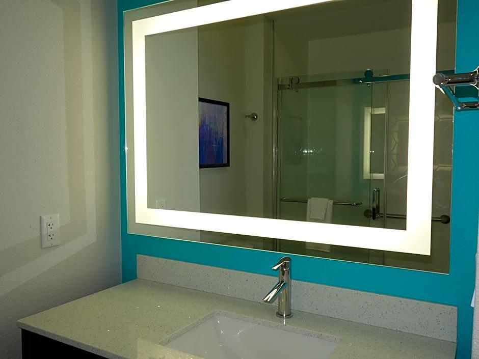 La Quinta Inn & Suites by Wyndham San Antonio Alamo City