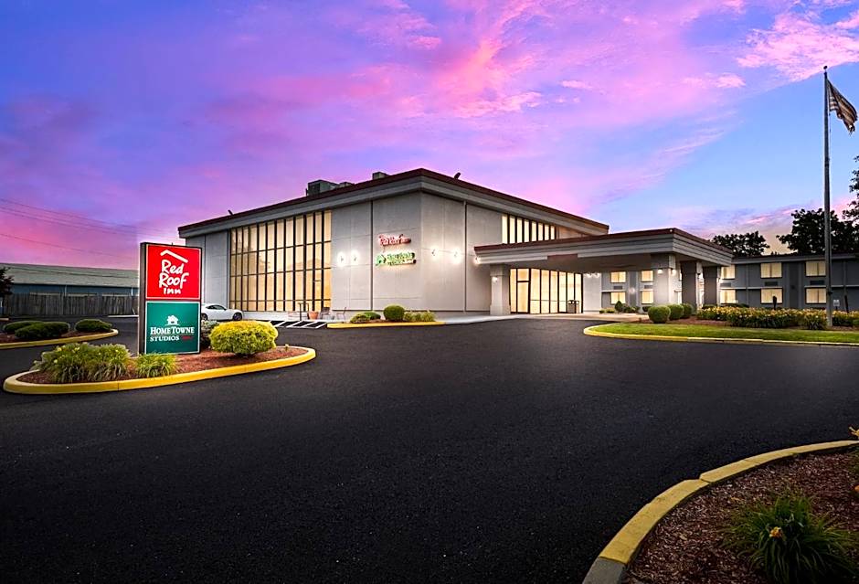 HomeTowne Studios by Red Roof Painted Post