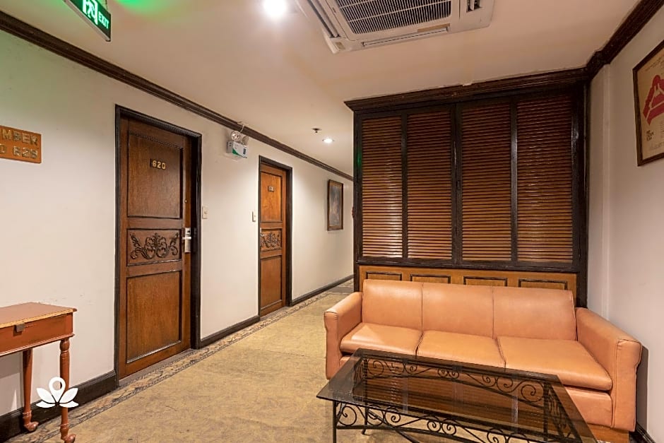 ZEN Rooms Camelot Hotel QC