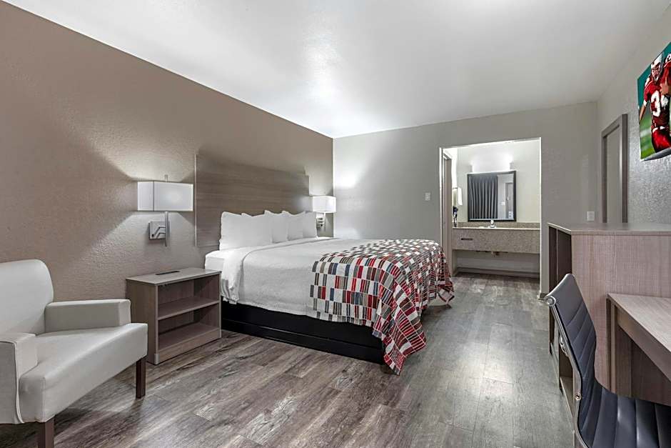 Photo 1 of 8 of Deluxe 1 King Bed, Smoking