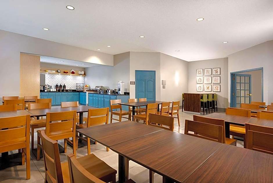 Country Inn & Suites by Radisson Albertville near Outlet Mall