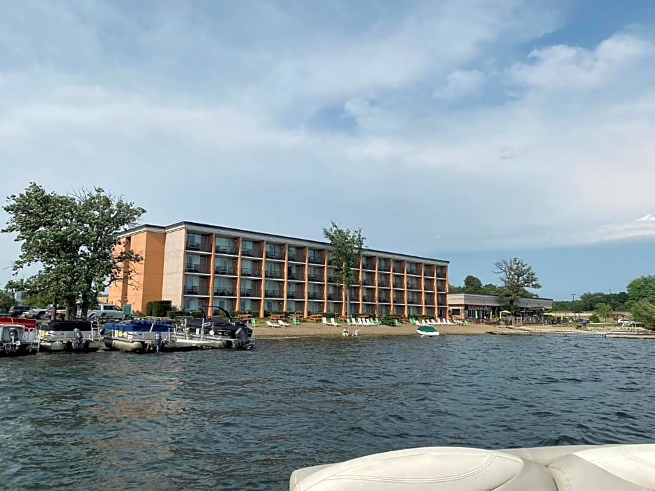 Holiday Inn Detroit Lakes, an IHG Hotel