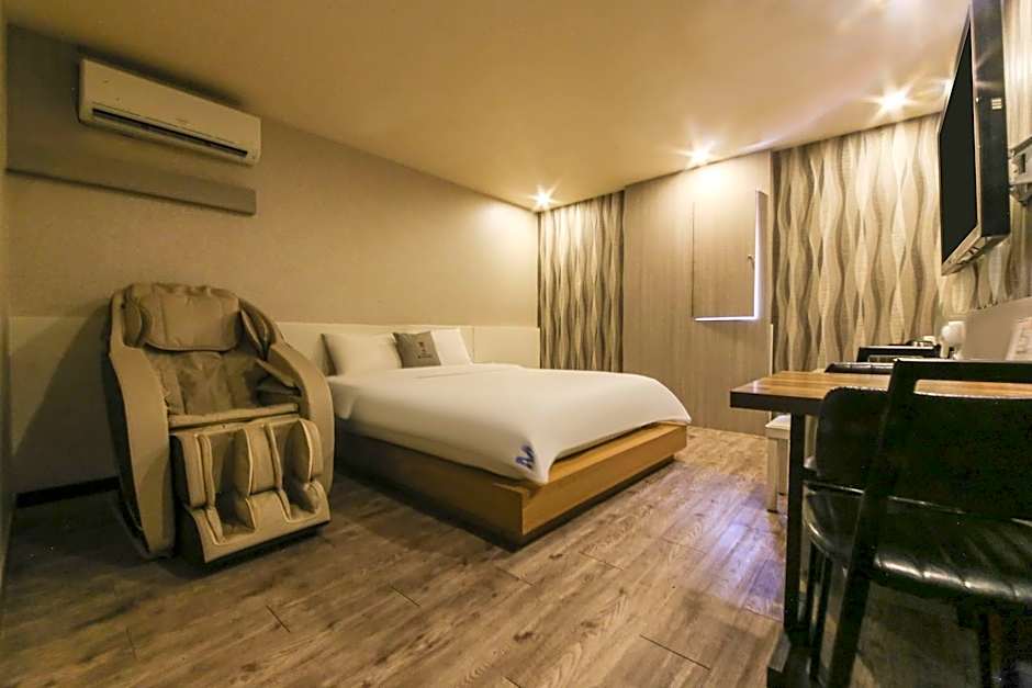 Hotel M story