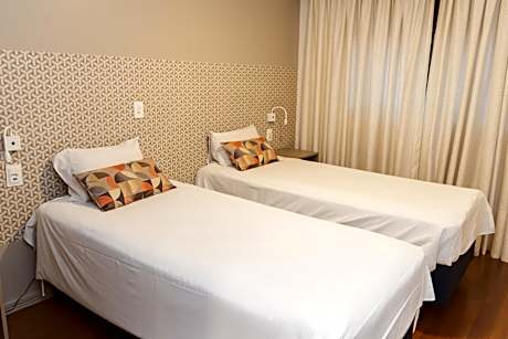 Standard Twin - 2 Camas Solteiro e 1 Sofá Cama, com sacada