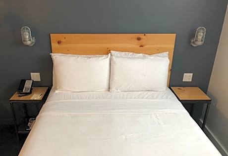 Queen Room - Upper Floor
