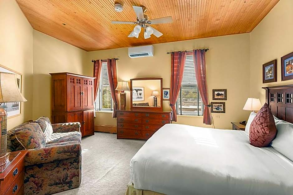 Independence Square 308, Top Floor Hotel Room with Ideal Downtown Location