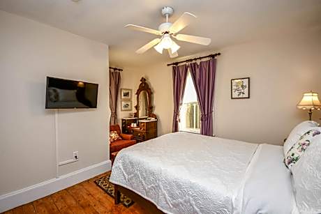 Victorian Room-Queen-Ensuite-Single Whirlpool