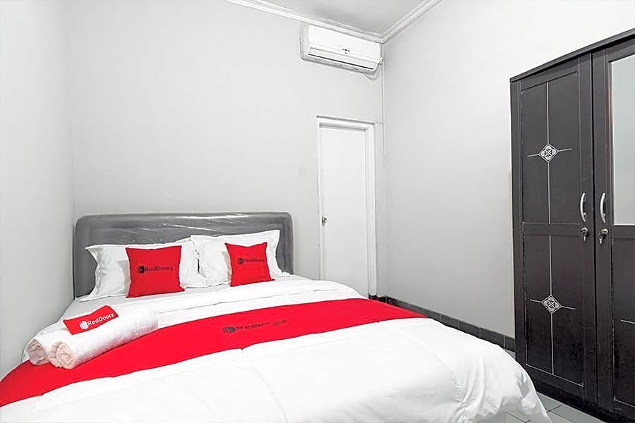 RedDoorz near Batik Tulis Celaket 2