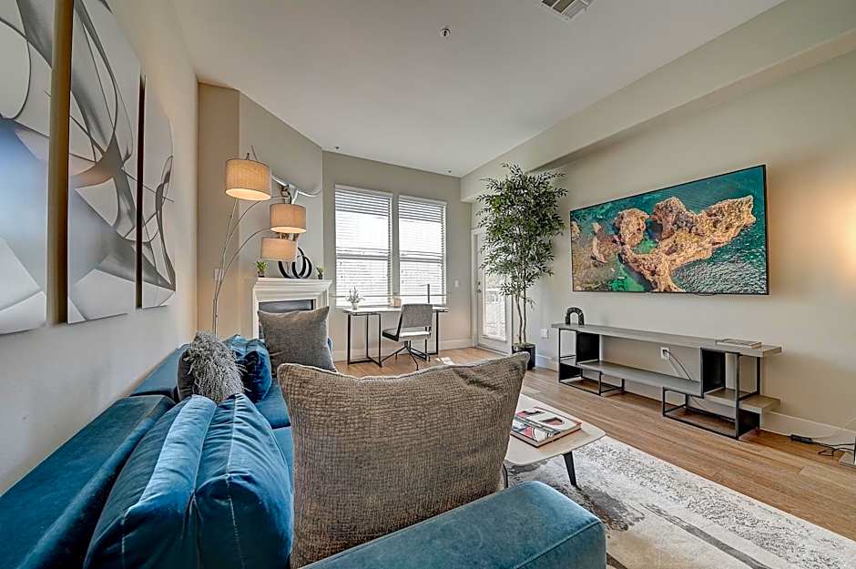 Penthouse One Bedroom Garden View Condo by UCLA