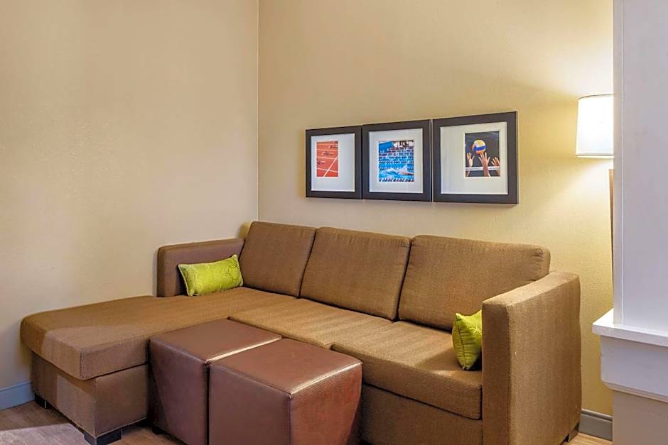 Comfort Inn & Suites At CrossPlex Village