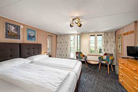 Triple Room with Private Bathroom and Eiger View