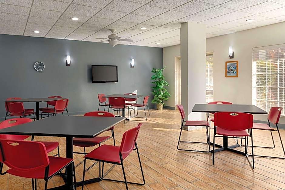 Days Inn by Wyndham Lawton