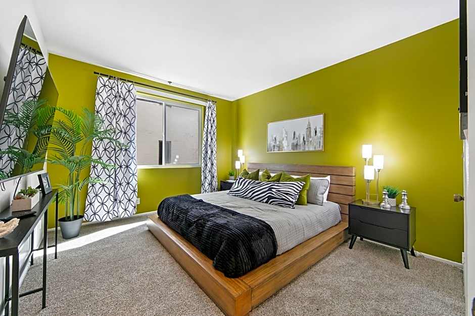 Beverly Hills Gem 1 BR Apt with Parking 218