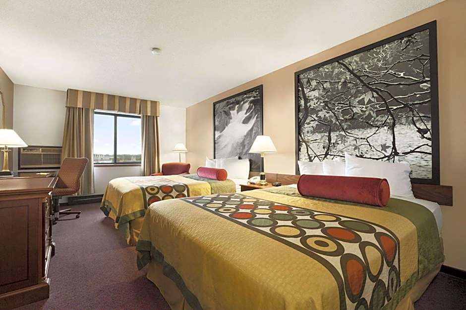 Super 8 by Wyndham Milwaukee Airport