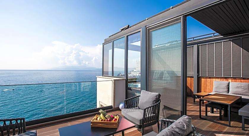 Charisma De Luxe Hotel