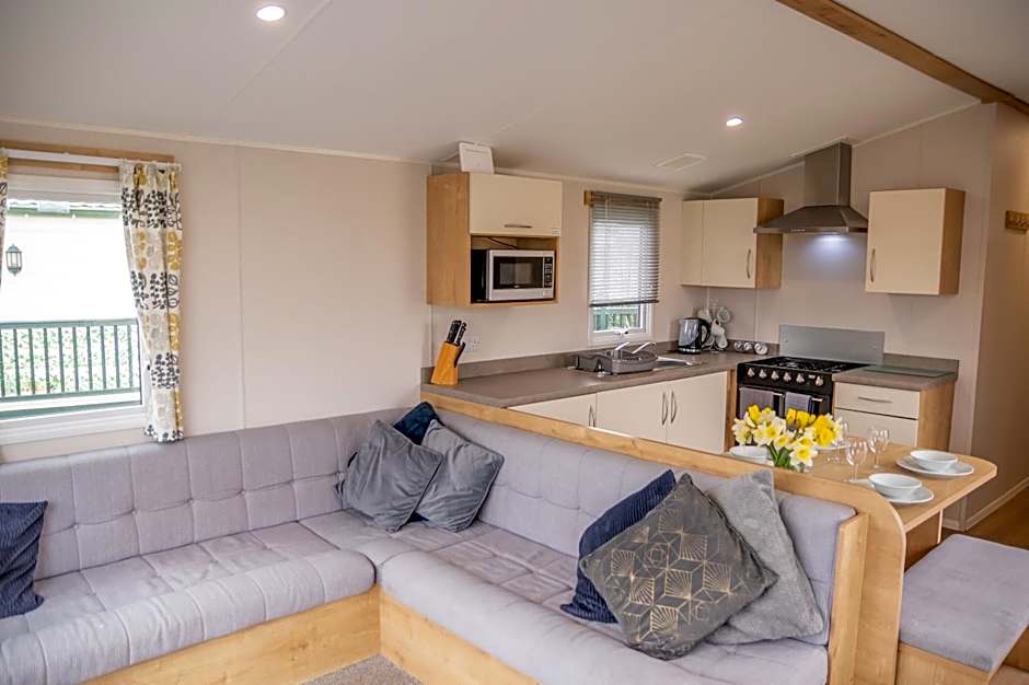64 lancaster The lazy willow 3 bedroom hot tub caravan tattershall lakes